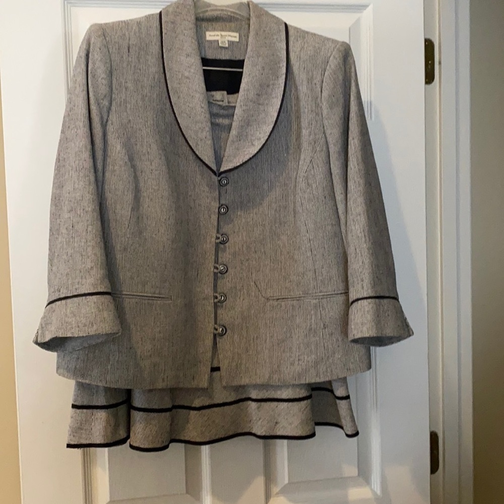 Kasper Women’s Gray Two-Piece Skirt Suit with Black Trim